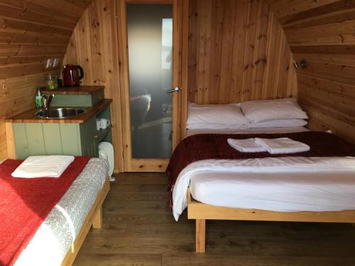 阿契提布阿晨尼沃旅馆的客房内的浴室设有两张床和一个盥洗盆。