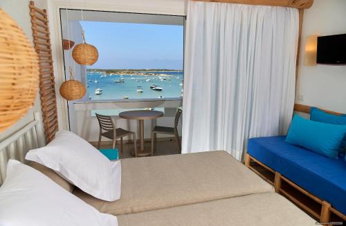 拉萨维纳萨宾娜海滩公寓的一间卧室配有一张床,享有海景
