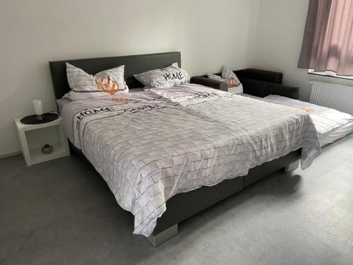 亚琛Aachener Ferienwohnung的一间卧室配有一张带毯子的大床