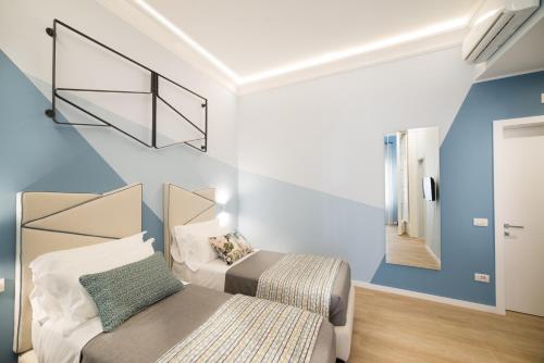 卡斯特拉玛雷帝斯达比亚Mediterra的一间小卧室,配有一张床和镜子