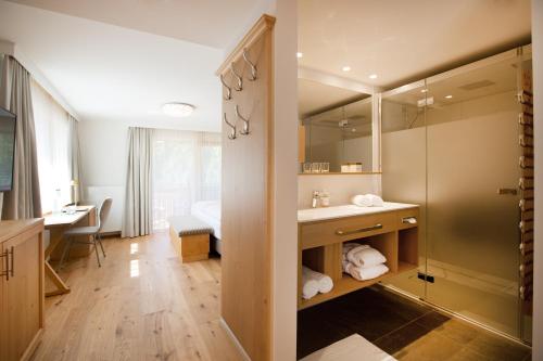 达米尔斯高亮酒店的一间带水槽和镜子的浴室