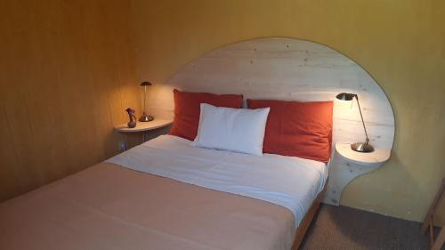 多吕多勒龙Le grand souffle的一间卧室配有一张带两盏灯的床。