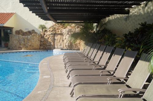 库埃纳瓦卡阿根托酒店的游泳池旁的一排躺椅