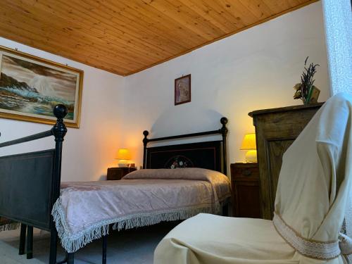 博马尔佐Casa di Giulietta的一间卧室设有两张床和一个壁炉