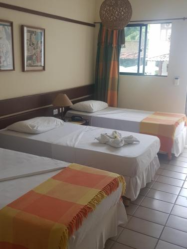 奥林达波萨达圣弗朗西斯科酒店的酒店客房设有两张床和窗户。