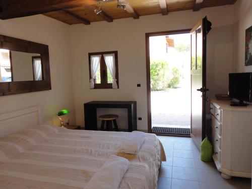 圣特罗佩Villa Playa del Sol -B6的一间卧室设有一张大床和一个壁炉