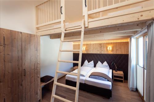 弗拉绍CHALET MONTIS的一间卧室配有带梯子的双层床