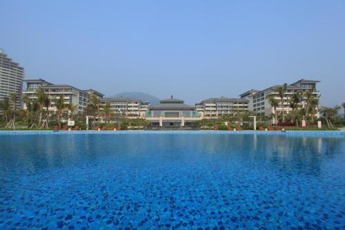阳江海陵岛保利皇冠假日酒店的一大片水面,建筑背景