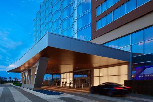 明尼阿波利斯InterContinental Minneapolis - St. Paul Airport, an IHG Hotel的一辆汽车在建筑物前行驶