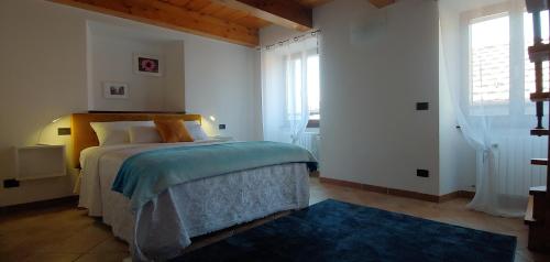 布里维奥CasAle sul Lago di Como的一间卧室配有一张蓝色地毯的床