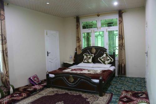BaltitHunza Heaven Guest House的一间带床的卧室,位于带窗户的房间内