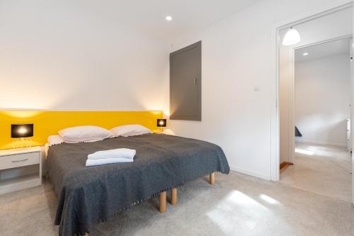 波别罗沃Domki Amare的一间卧室配有一张带黄色床头板的大床
