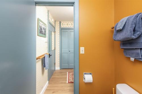 哥德伍德Alyeska Retreat C110的浴室设有蓝色门和走廊