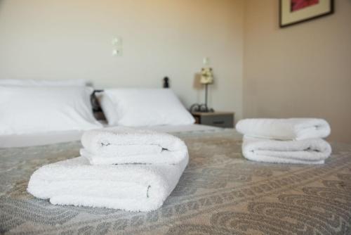 阿尔戈斯托利翁斯奥拉玛丽亚酒店的床上的一大堆毛巾