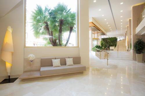 卡拉米洛萨拜娜酒店的一个带沙发和棕榈树的大堂
