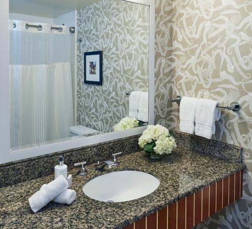 旧金山淘金酒店 - 贵族之家酒店的一间带水槽和大镜子的浴室
