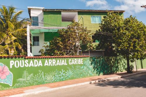 阿拉亚尔-杜卡布Pousada Arraial Caribe的一座有读书标语的建筑