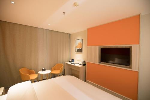 北京北京世家精品酒店 的配有一张床和一台平面电视的酒店客房