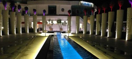 玛格丽塔萨沃亚Hotel Del Sole的一座建筑物的游泳池