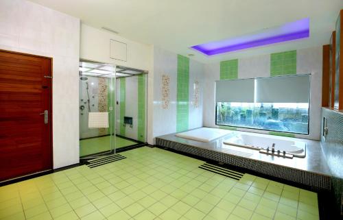 斗六市观月商务休闲旅馆的一间带两个盥洗盆和淋浴的浴室