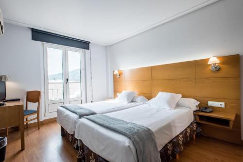 霍兹纳约帕斯耶果斯酒店的酒店客房设有两张床和窗户。