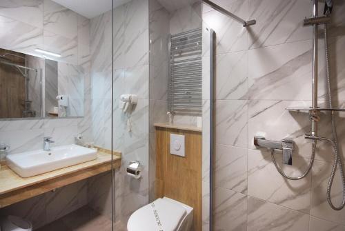 斯兰默多瓦都布鲁酒店的带淋浴、卫生间和盥洗盆的浴室