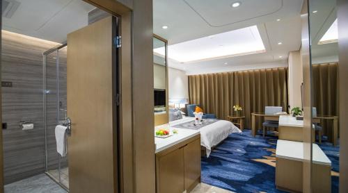 昆明金泉大酒店的一间酒店客房 - 带一张床和一间浴室