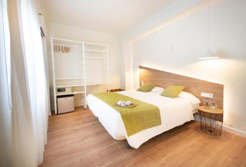 马略卡岛帕尔马Apuntadores 8的卧室设有一张白色大床和木地板