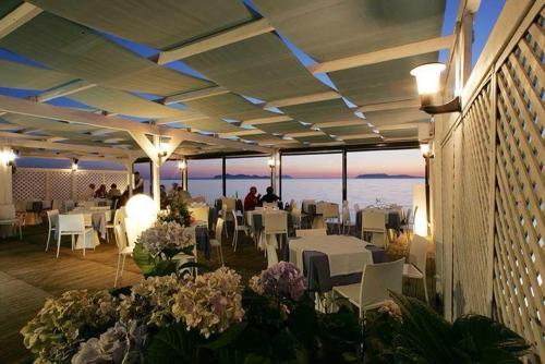 马劳萨日落海滩酒店的一间带桌椅的海景餐厅