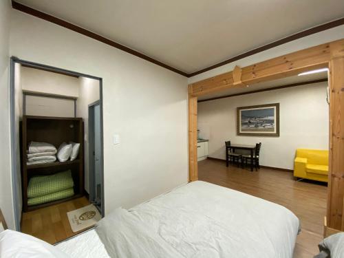 束草市Smile Resort的一间卧室配有一张床,另一间卧室配有桌子