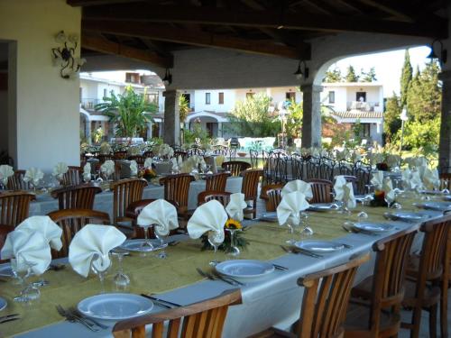 穆拉沃拉Hotel Domu Incantada的长桌,带椅子和盘子及餐巾