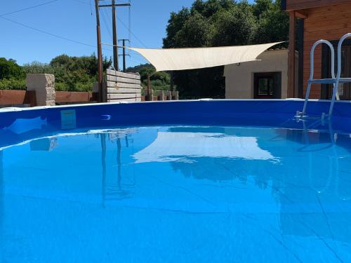 坎加斯德穆拉索Recinto As Casiñas的一座房子前面的蓝色海水游泳池
