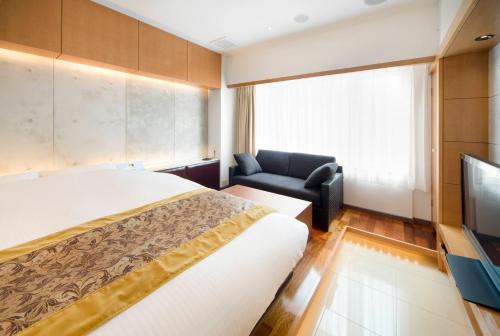 东京HOTEL APERTO (Adult Only)的配有一张床和一把椅子的酒店客房