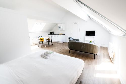 布鲁塞尔FLATS - Résidence D'ici D'ailleurs的一间白色的房间,配有床和客厅