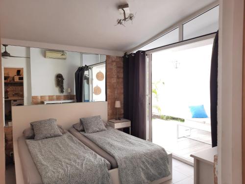 英格兰海滩Bungalow 2-7 Playa del Ingles的一间卧室设有两张床和大窗户