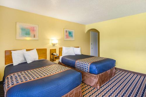 梅泰里Rodeway Inn的一间酒店客房内设有两张床的房间