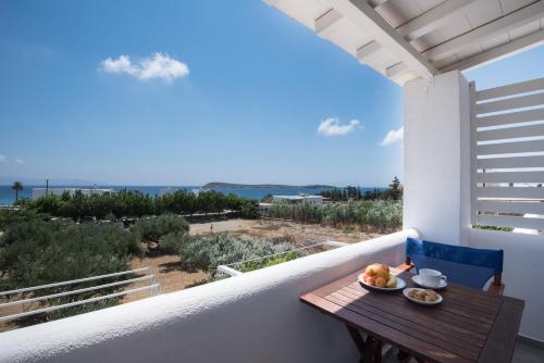 克里希阿克提弗洛拉及阿基洛斯一室公寓的阳台配有桌子,享有海滩美景