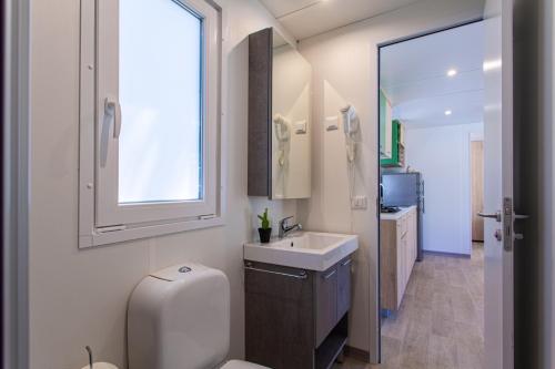 内里吉恩Mobile Homes Lopari的一间带水槽、卫生间和镜子的浴室