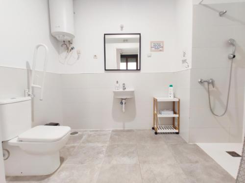 马德里Palafox 23的白色的浴室设有卫生间和水槽。