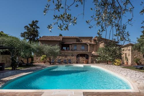 波吉邦西I Melograni del Chianti的房屋前游泳池的图像