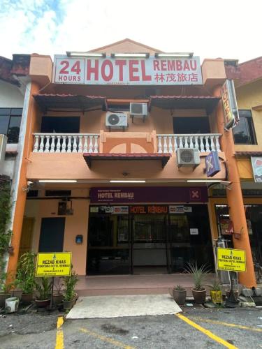 RembauHotel Rembau的建筑前有标志的酒店