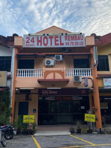 RembauHotel Rembau的前面有标志的酒店