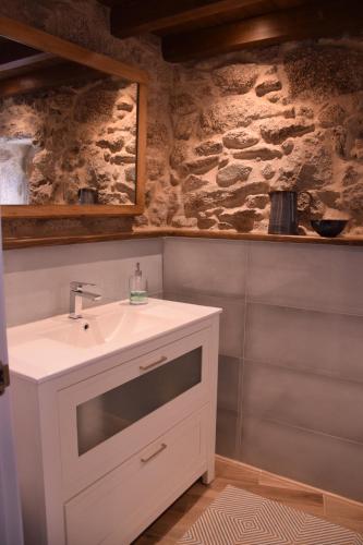San SalvadorO XARDÍN DA FRAGA的一间带水槽和石墙的浴室