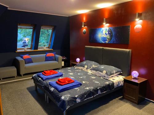 格但斯克Hostel Galaxy的一间卧室配有一张床和一张沙发
