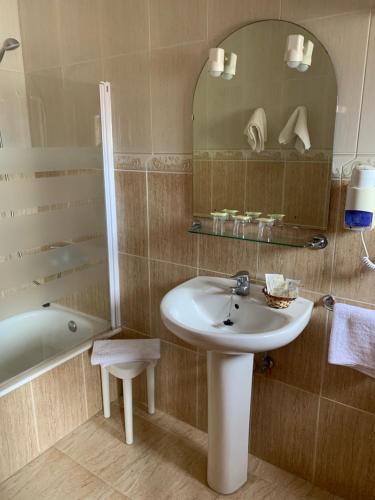 塔鲁尔酒店的一间浴室