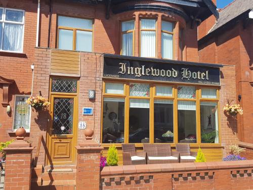 布莱克浦The Inglewood Hotel *Adults Only*的砖砌的建筑,有餐厅标志