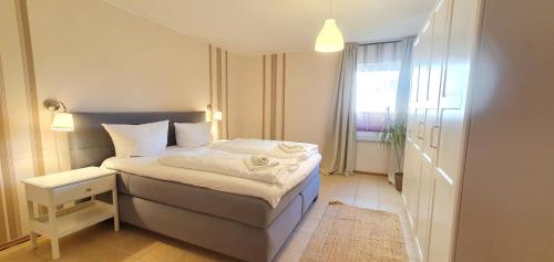 奥斯赛拜-屈隆斯博恩Pension Zum Riedensee的一间小卧室,配有床和窗户