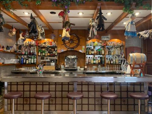 滨海托萨塔鲁尔酒店的餐厅内带酒吧凳的酒吧