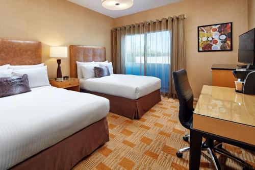 洛杉矶Elan Hotel的酒店客房配有两张床和一张书桌