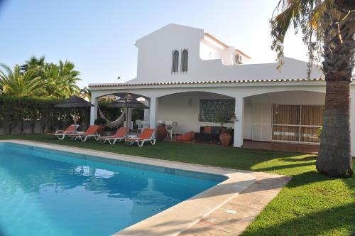 卡巴纳斯·德·塔维拉Luxury 3 bedroom Villa with Private Pool的房屋前有游泳池的房子